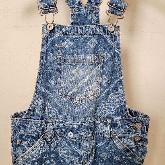 L.E.I. Printed Rolled Cuff Denim Short Overalls - Picture 4 of 14
